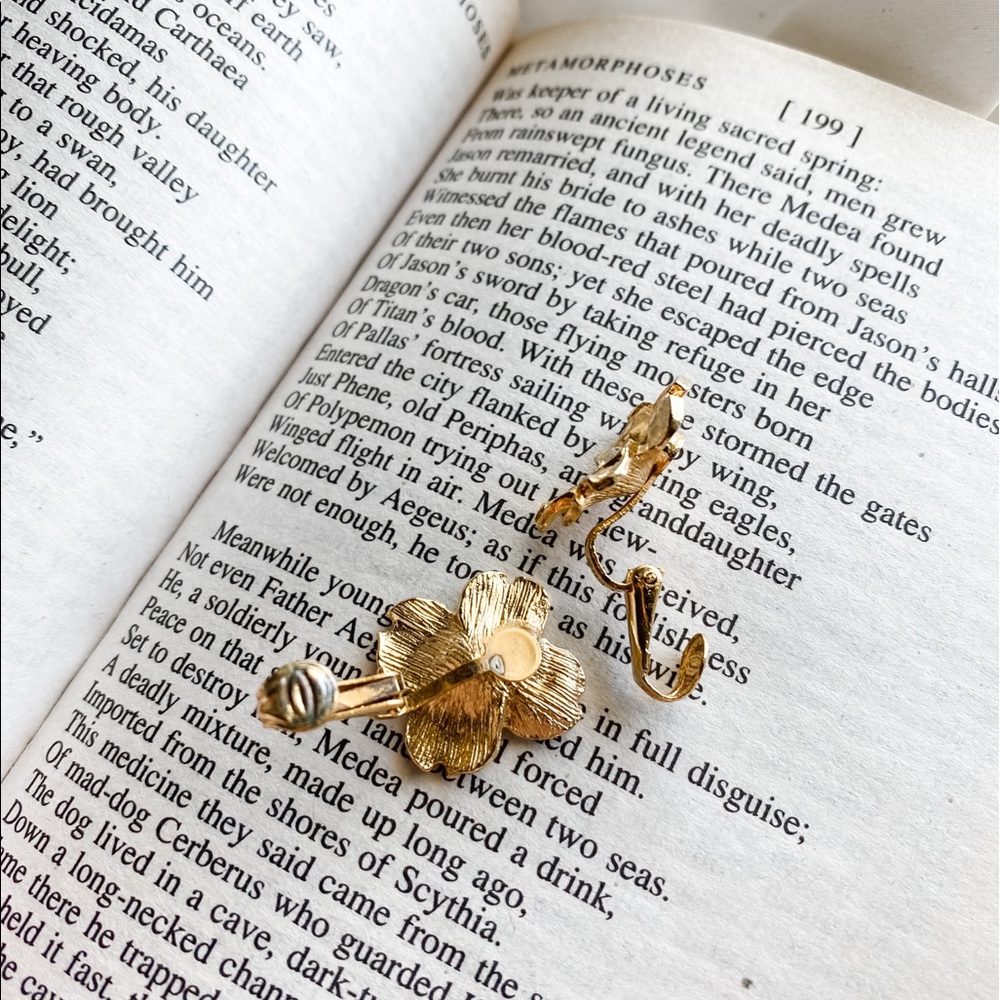 Vintage Golden Flower Clip On Earrings - Picture 7 of 7